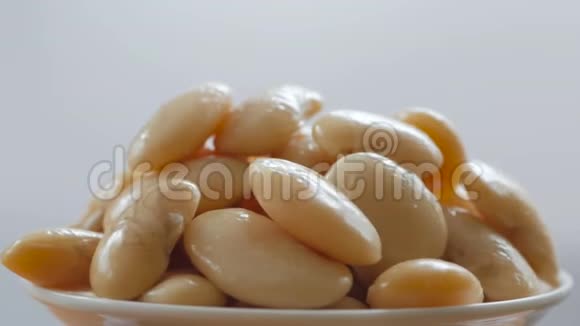 一部分煮熟的白大豆在框架中旋转视频的预览图