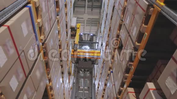 大型工业仓库仓库机械移动仓库叉车重新排列箱子视频的预览图