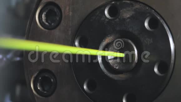 生产电缆的工厂用绝缘材料覆盖铜电缆特写视频的预览图