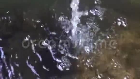 水在缓慢运动中下降视频的预览图