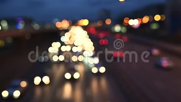 大城市的夜间交通堵塞视频的预览图