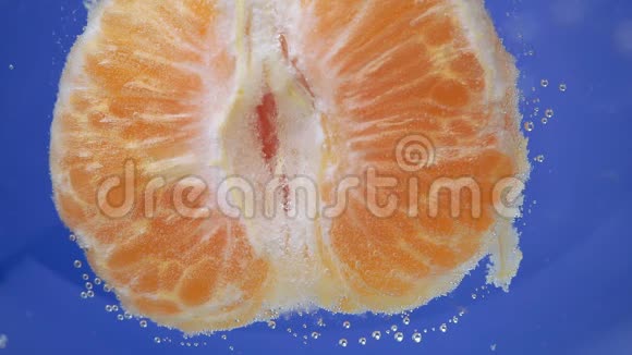 橘红色橘皮或柑桔片在宏淡水中的新鲜柑橘果实视频的预览图