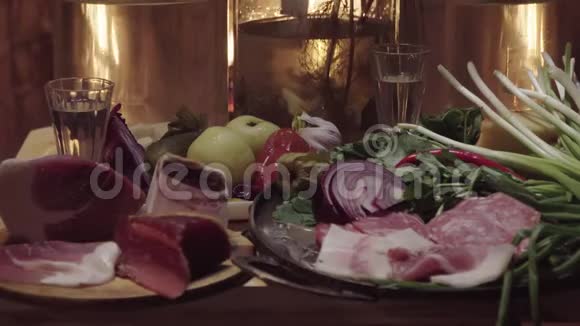 传统自制的俄罗斯草药伏特加加冷点心和背景壁炉视频的预览图