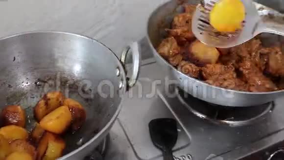 在厨房的一个钢制器皿中加入炸薯条做鸡肉汁视频的预览图