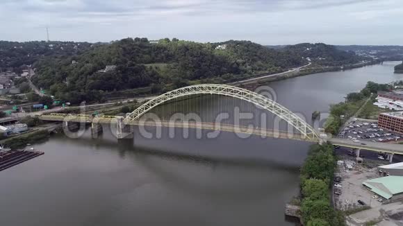 宾夕法尼亚州匹兹堡的西端桥俄亥俄河背景视频的预览图