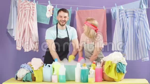 情侣广告洗衣粉孤立的蓝色背景摄影棚拍摄视频的预览图