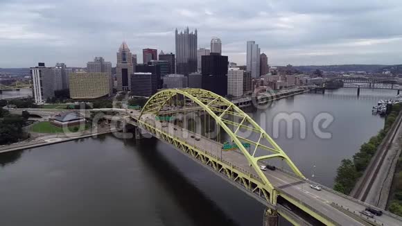 宾夕法尼亚州匹兹堡的皮特堡桥与背景中的天空的前景城市景观视频的预览图