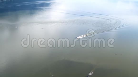 高速摩托艇一艘小船沿着湖边冲向岸边视频的预览图
