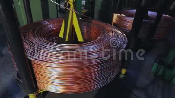 电缆厂内缠绕铜电缆的特写电缆制造视频的预览图