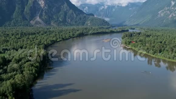 在4k山的背景下飞越一条流入湖泊的河流视频的预览图