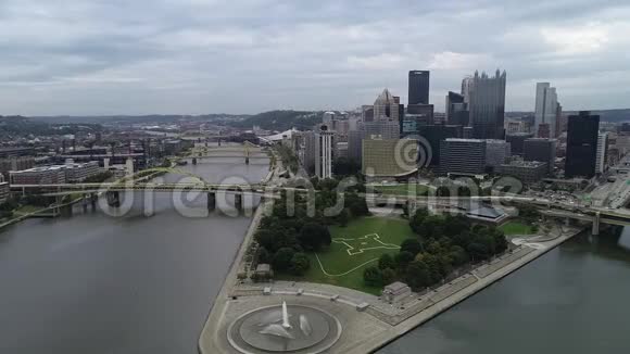 宾夕法尼亚州匹兹堡有喷泉的点州立公园摩天大楼背景下的商业区和阿勒格尼河视频的预览图