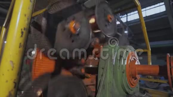 混合铜线机器在工厂里混合铜线生产电缆的工厂特写镜头视频的预览图