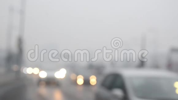 模糊的汽车在雾路上夜间能见度差空气污染汽车在浓雾中在城市的街道上行驶困难和困难视频的预览图