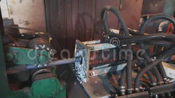 在烘箱中加热金属坯轧制金属金属轧制装置视频的预览图