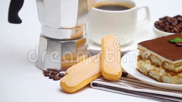 提拉米苏部分摩卡咖啡机萨沃亚迪饼干和一杯白色背景咖啡视频的预览图