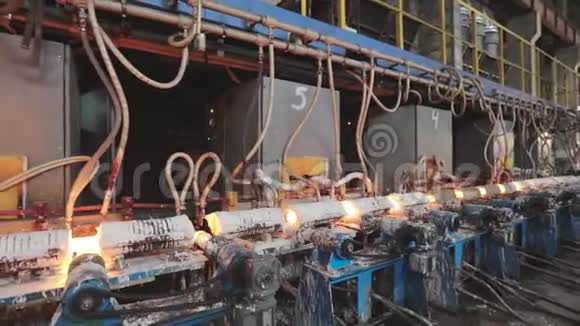 热钢管生产线红色铁水管生产工艺冶金学热金属管重型工业视频的预览图