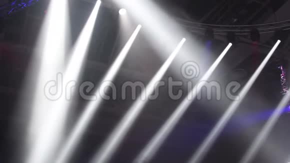 聚光灯表演的舞台被泛光灯照亮一束光线穿过烟雾照明设备视频的预览图