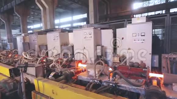 热钢管生产线红色铁水管生产工艺冶金学热金属管重型工业视频的预览图