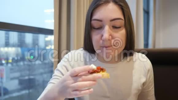 吃奶酪和西红柿的女人视频的预览图