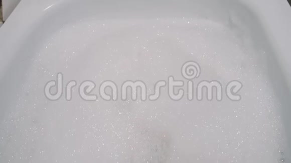 女孩在泡沫浴中用手指在脚上玩耍视频的预览图