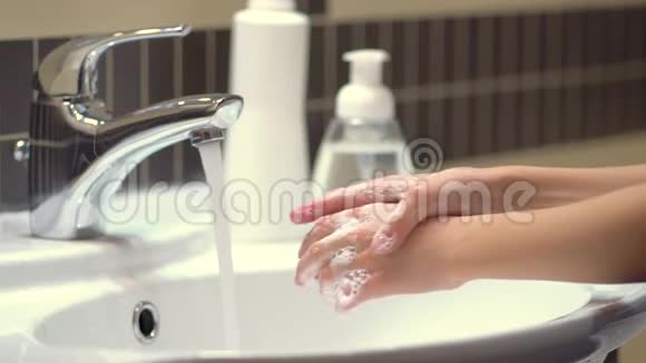 保护身体免受细菌和病毒侵害的概念涂肥皂和肥皂的孩子的手视频的预览图