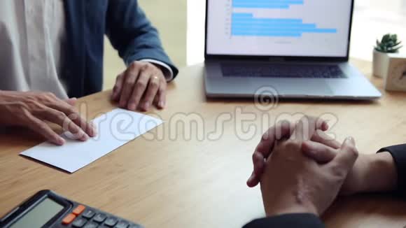 男性雇员在雇主打开信封时给雇主寄了一些信封发现里面是员工视频的预览图
