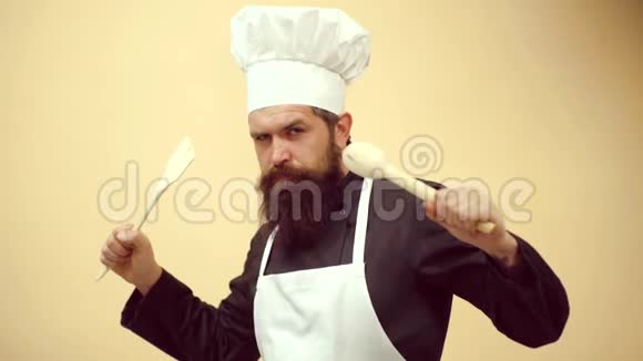 疯狂的人兴奋的胡子厨师厨师准备做饭厨房真有趣孤立在黄色背景上视频的预览图