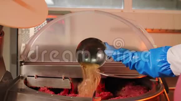 女人用碎肉将香料倒入机床视频的预览图