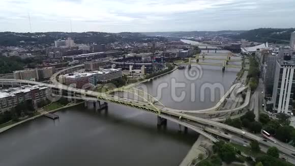 宾夕法尼亚州阴天的匹兹堡城市景观白天与商业区和河流有三座桥梁的背景要点视频的预览图