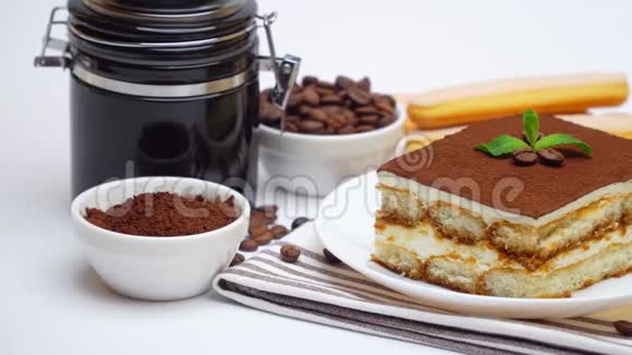 提拉米苏部分咖啡机研磨机萨维亚迪饼干和一杯白色背景咖啡视频的预览图