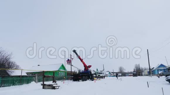 技术人员在冬季白天修复村庄电力线路视频的预览图