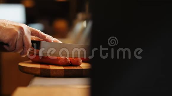 女售货员在柜台上切美味的香肠视频的预览图