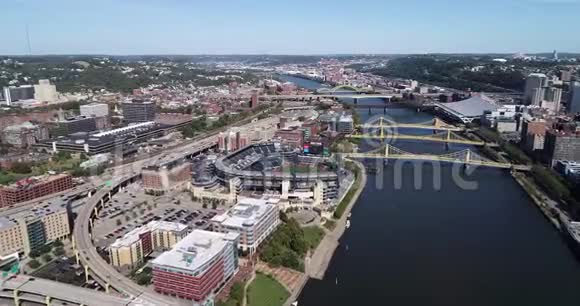 宾夕法尼亚州匹兹堡的鸟瞰图白天与PNC公园匹兹堡海盗视频的预览图