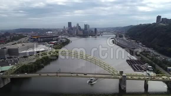 宾夕法尼亚州匹兹堡的西端桥匹兹堡城市景观背景一视频的预览图
