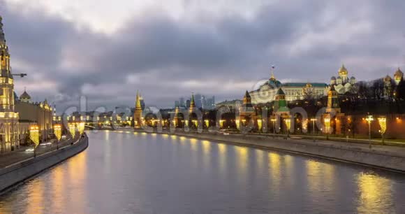 2020年1月莫斯科俄罗斯莫斯科河傍晚时分4K美丽的夜景视频的预览图
