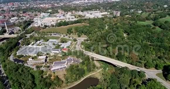 美国宾夕法尼亚州匹兹堡的申利公园菲普斯音乐学院和植物园视频的预览图