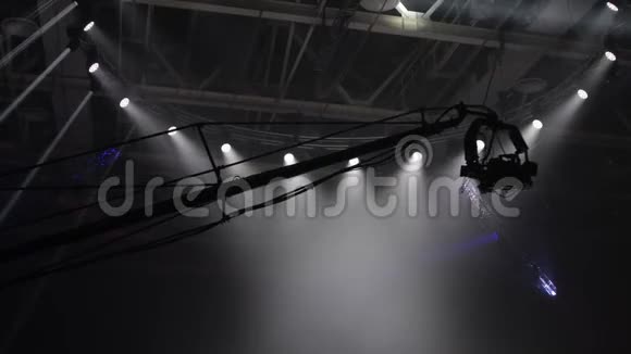 操作员起重机上的照相机在探照灯的明亮光线的背景下飞行视频的预览图