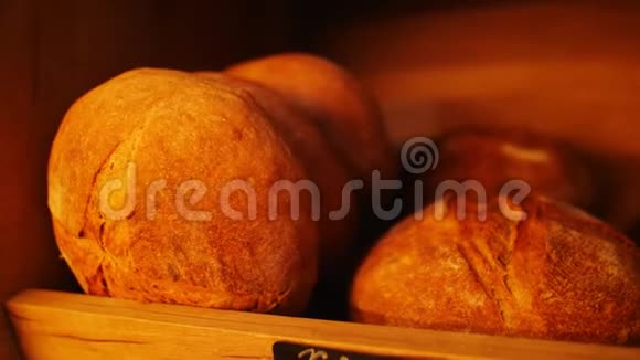 现代面包店木制货架上的新鲜面包视频的预览图