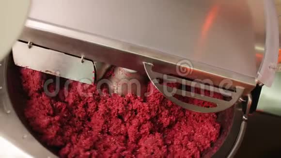 香肠生产车间的碎肉机视频的预览图