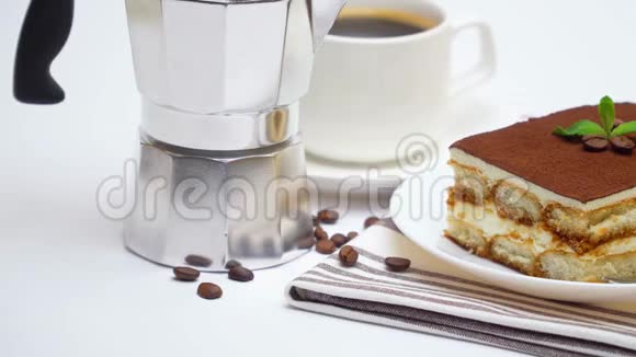 提拉米苏甜点摩卡咖啡机和一杯白色背景的新鲜浓缩咖啡视频的预览图