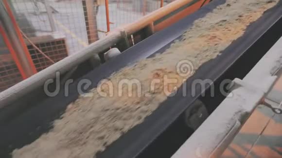 带砂和金属球的传送带工厂输送带线视频的预览图