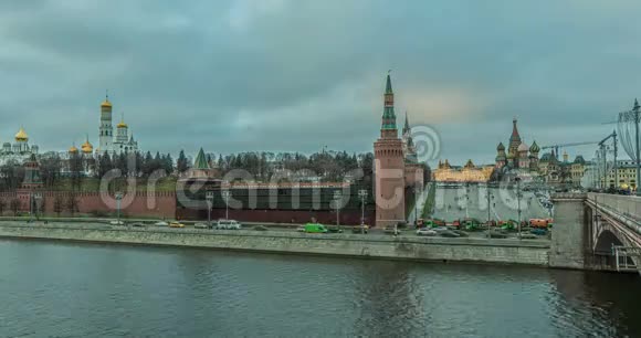 2020年1月莫斯科俄罗斯莫斯科河傍晚时分4K美丽的夜景视频的预览图