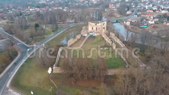 空中无人机景中世纪城堡视频的预览图