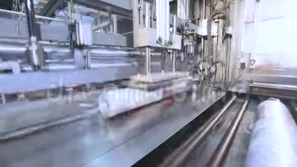 自动化壁纸生产线现代工厂的墙纸生产过程视频的预览图