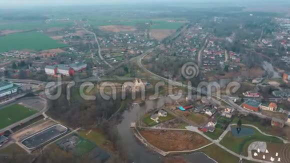 空中无人机景多贝利市拉脱维亚视频的预览图