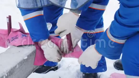 电工们把设备包在雪村街道上的电线杆上视频的预览图