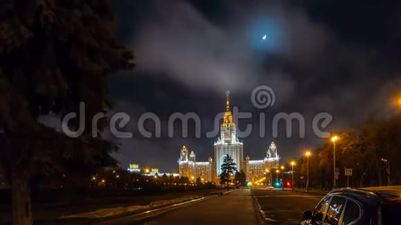 莫斯科国立大学主楼傍晚时分美丽的夜景交通4k视频的预览图