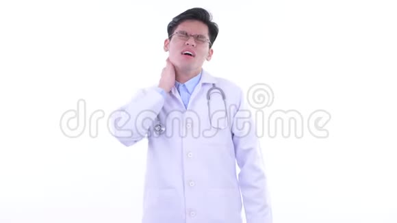 一位患有颈部疼痛的亚洲青年医生视频的预览图