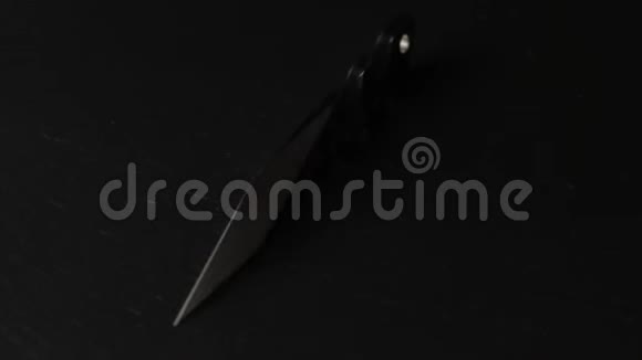 定制手工制作的日本麒麟刀在翻板桌上视频的预览图