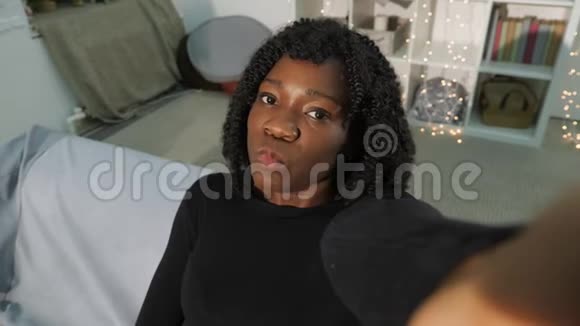 一位年轻的黑发女人卷发带着微笑视频的预览图